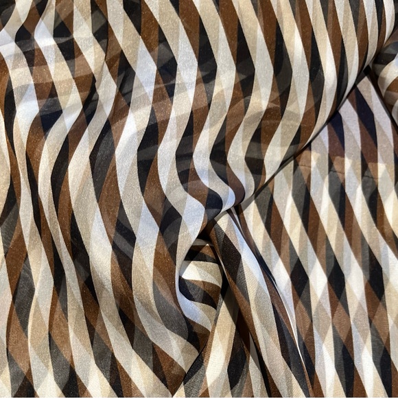 Lux lightweight silk tunic in dimensional pattern. Italian 48, US 12. - Picture 3 of 11